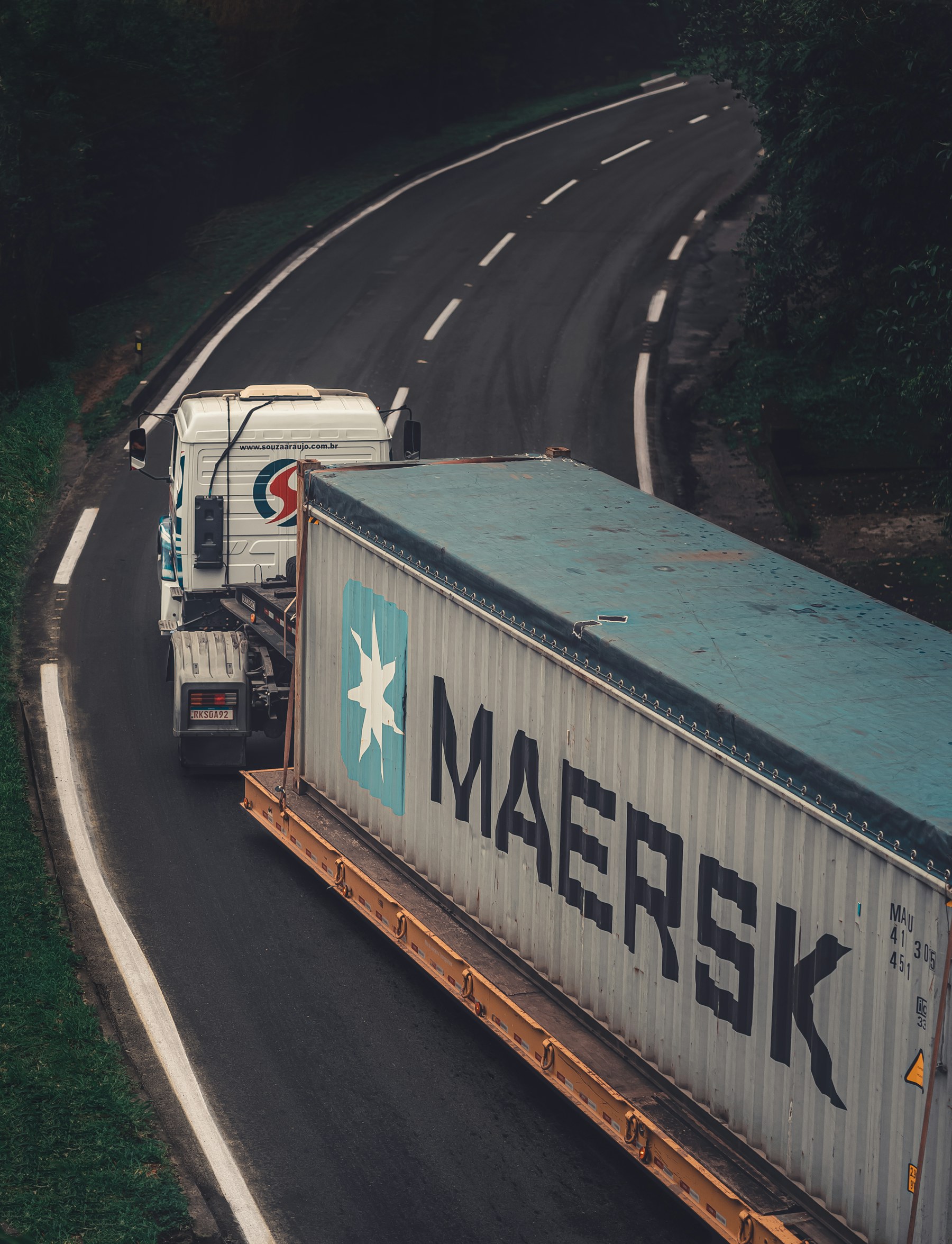 Caminhão transportando carga em uma rodovia brasileira